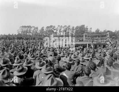Folla di soldati che assistono a una partita di pugilato al New Zealand Divisional Sports, Authie, Una folla di soldati della prima guerra mondiale che guardano due pugili che lottano su un anello, durante una partita di pugilato al New Zealand Divisional Sports ad Authie, in Francia. Fotografato il 23 luglio 1918 Foto Stock