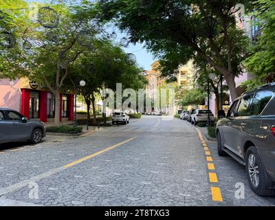 Piazza pubblica con fontana sulla Medina centrale Pearl Qatar Doha Foto Stock