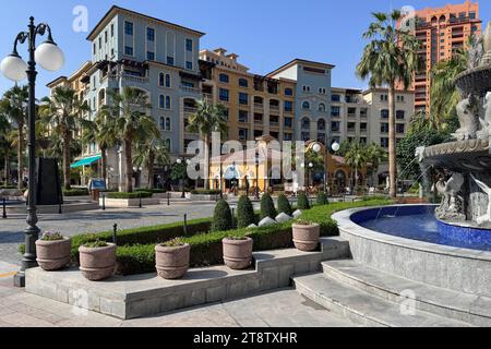 Piazza pubblica con fontana sulla Medina centrale Pearl Qatar Doha Foto Stock