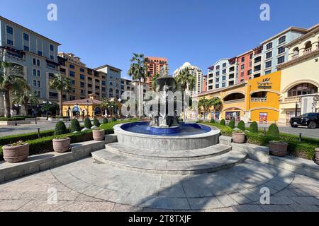 Piazza pubblica con fontana sulla Medina centrale Pearl Qatar Doha Foto Stock