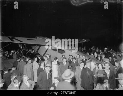 La folla di persone intorno a un De Havilland DH89 Rapide piano, ca 1930-1940s Foto Stock