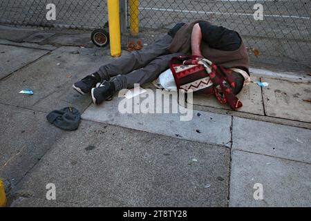 San Francisco, Stati Uniti. 13 novembre 2023., San Francisco, Tenderloin District, novembre 2023 San Francisco è l'epicentro della crisi dei fentanyl. Migliaia di senzatetto si accamparono per strada droga e criminalità sono dilaganti. La maggior parte dei farmaci usati sono fentanyl, crack e Crystal meth circa 10 persone alla settimana muoiono per overdose (foto di Teun Voeten/Sipa USA) credito: SIPA USA/Alamy Live News Foto Stock