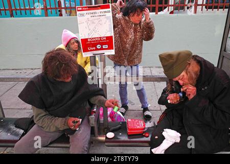 San Francisco, Stati Uniti. 13 novembre 2023., San Francisco, Tenderloin District, novembre 2023 San Francisco è l'epicentro della crisi dei fentanyl. Migliaia di senzatetto si accamparono per strada droga e criminalità sono dilaganti. La maggior parte dei farmaci usati sono fentanyl, crack e Crystal meth circa 10 persone alla settimana muoiono per overdose (foto di Teun Voeten/Sipa USA) credito: SIPA USA/Alamy Live News Foto Stock