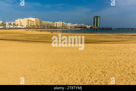 Una vista sulla spiaggia di Reducto ad Arrecife, Lanzarote in un pomeriggio di sole Foto Stock