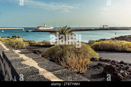 Una vista dal castello di San Jose verso il porto e l'area portuale di Arrecife, Lanzarote, in un luminoso pomeriggio di sole Foto Stock