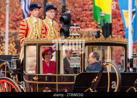 The Mall, Londra, Regno Unito. 21 novembre 2023. Le loro altezze reali, il Principe e la Principessa di Galles, insieme al Vice primo Ministro sudcoreano Choo Kyung-ho, fanno un giro in carrozza lungo il Mall a seguito di un benvenuto formale del Presidente della Repubblica di Corea, sua Eccellenza Yoon Suk Yeol, e la First Lady, la signora Kim Keon Hee, del re Carlo III di loro Maestà e della regina Camilla alla Horse Guards Parade il primo giorno intero della visita dello Stato sudcoreano nel Regno Unito. Foto di Amanda Rose/Alamy Live News Foto Stock
