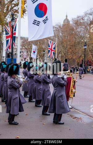 The Mall, Londra, Regno Unito. 21 novembre 2023. La banda delle guardie irlandesi che si esibisce sul Mall davanti al Presidente della Repubblica di Corea, sua Eccellenza Yoon Suk Yeol, accompagnato dalla First Lady, la signora Kim Keon Hee, formale benvenuto alla Horse Guards Parade da The King and Queen di loro Maestà, e il Principe e la Principessa di Galles nel primo giorno intero della visita dello Stato sudcoreano nel Regno Unito. Foto di Amanda Rose/Alamy Live News Foto Stock