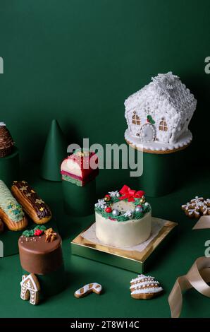 Pasticceria natalizia, vari dessert natalizi di Capodanno su sfondo verde scuro Foto Stock