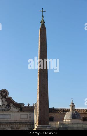 Piazza del popolo: Obelisco egizio di Ramses II da Eliopoli, centro storico di Roma antica, Roma, Italia Foto Stock