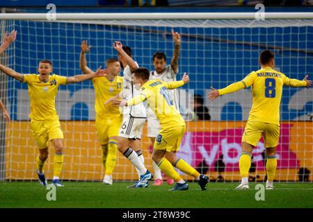 Leverkusen, Fussball, Männer, Men Länderspiel, EM-Qualifikation in der Bay-Arena in Leverkusen 20.11.2023 Ukraine:Italien 0:0 Oleksandr PIKHALONOK (UKR) 2.v.re.- und Ruslan MALINOVSKYI (UKR) re.- reklamieren einen Treffer für die Ukraine foto: Norbert Schmidt, Duesseldorf Foto Stock