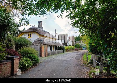 Il cottage con tetto in paglia su Abbey Drive in un'area appartata di Laleham, Surrey, Inghilterra, Regno Unito Foto Stock