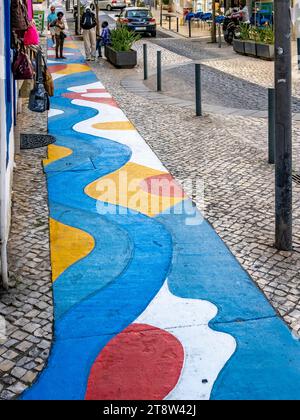 Marciapiede colorato su Direita Street o Rue Direita a Portimao nel quartiere Faro dell'Algarve in Portogallo Foto Stock