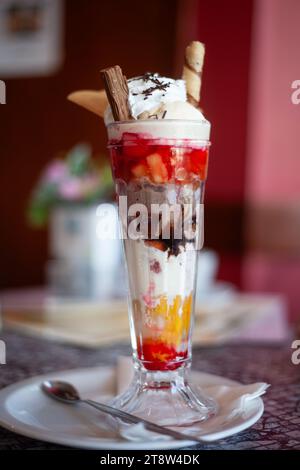 Gelato Sundae, dessert Knickerbocker Glory in bicchiere alto Foto Stock