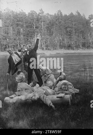 Hugo Simberg, 24.6,1873, Hamina, 12.7. 1917, Ähtäri, Hugo Simberg parodiando il naufragio di Robert Stigell a Niemenlautta, l'albero è tenuto da Johannes Andersin a sinistra e l'artista stesso a destra, dietro di loro la nipote di 7 anni di Hugo Karin Andersin, ai suoi piedi Guido fratello e sorelle Mathilda, Blenda, Elma ed Elsa, 1898, 164 x 119 mm, naufragio, Niemenlautta, parodia, yevo, strait[s], Star Tower Hill, scultura - Work: a Moment of rest on a flight to Egypt Foto Stock