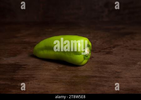 Peperone verde (capsicum) noto come peperone dolce, paprika su fondo di legno vintage. Raccolta di verdure. Foto Stock