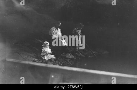 Hugo Simberg, 24.6,1873, Hamina, 12.7,1917, Ähtäri, Uhra e Tom Simberg sulla costa rocciosa di Pelling, donna sconosciuta al centro, 1916, 57 x 84 mm, roccia, bambino, gioco/gioco, donna, Porvoo, rocce sulla riva - lavoro: cicoria d'argento Foto Stock