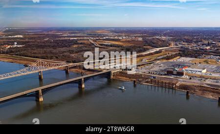 Ponti sul fiume Mississippi, visti dal Gateway Arch Foto Stock