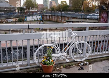 Ghost bike a Bow il 17 novembre 2023 a East LondonLondon, Regno Unito. Una bicicletta fantasma o un fantasma è una bicicletta allestita come memoriale su strada in un luogo in cui un ciclista è rimasto ucciso o gravemente ferito. Oltre ad essere un memoriale, è di solito inteso come promemoria per gli automobilisti di passaggio per condividere la strada. Le biciclette fantasma sono di solito biciclette spazzatura dipinte di bianco, a volte con un cartello attaccato, e bloccate su un oggetto adatto vicino al luogo dell'incidente. Molti di questi memoriali sono dichiarazioni politiche. Foto Stock