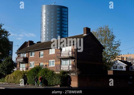 Alloggi di basso livello a Stratford il 17 novembre 2023 a East London, Regno Unito. Proprietà del Consiglio come questa sono molto comuni in tutta la capitale, e in particolare in aree come Newham che, dopo la terza più alta popolazione dei quartieri di Londra, conta 382.984 abitanti nel 2021. Foto Stock