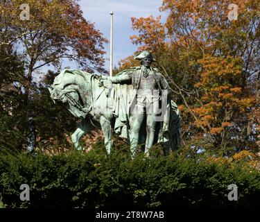 Newark, New Jersey - Stati Uniti - 12 novembre 2023 George Washington, una statua equestre all'aperto in bronzo dello scultore scozzese-americano J. Massey Rhind situata a Was Foto Stock