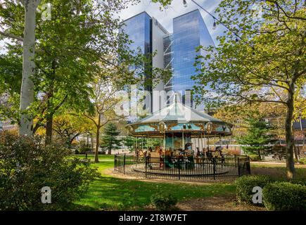 Newark, New Jersey - Stati Uniti - 12 novembre 2023 Vista dell'iconica giostra della famiglia Chambers, con i suoi 16 cavalli storici, si trova nel Parco militare di Newark. Costruito in b Foto Stock