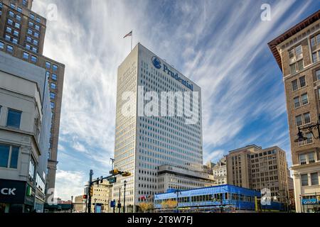 Newark, New Jersey - Stati Uniti - 12 novembre 2023 Vista orizzontale della Prudential Plaza in stile internazionale, una delle più alte e prominenti dello skylin di Newark Foto Stock