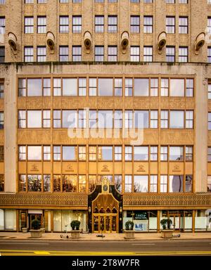 Newark, New Jersey - Stati Uniti - 12 novembre 2023 Vista dell'Art Deco Eleven80, un grattacielo residenziale di 36 piani a Newark. Prende il nome dal suo indirizzo al 1180 Raymond Boule Foto Stock