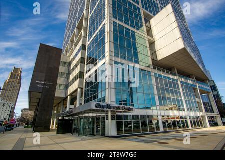 Newark, New Jersey - Stati Uniti - 12 novembre 2023 Vista del One Newark Center, un moderno grattacielo di 22 piani nel centro di Newark. Foto Stock