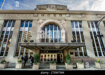 Newark, New Jersey - Stati Uniti - 12 novembre 2023 Vista della Newark Penn Station, una stazione intermodale passeggeri a Newark, New Jersey, che serve Amtrak, NJ Transit e PATH Foto Stock