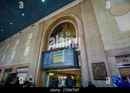 Newark, New Jersey – Stati Uniti – 12 novembre 2023 Vista interna dei passeggeri in attesa nella sala d'attesa principale della stazione Penn di Newark in stile neoclassico. Foto Stock