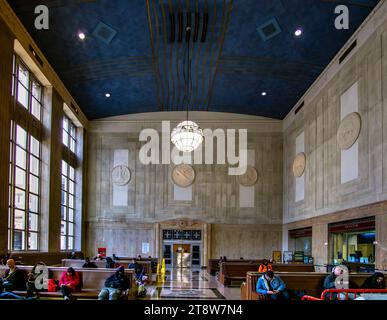 Newark, New Jersey – Stati Uniti – 12 novembre 2023 Vista interna dei passeggeri in attesa nella sala d'attesa principale della stazione Penn di Newark in stile neoclassico. Foto Stock