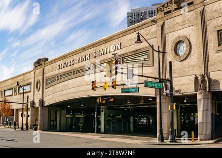 Newark, New Jersey - Stati Uniti - 12 novembre 2023 veduta della Newark Penn Station, una stazione intermodale passeggeri a Newark, New Jersey, che serve Amtrak, NJ Transit e PAT Foto Stock