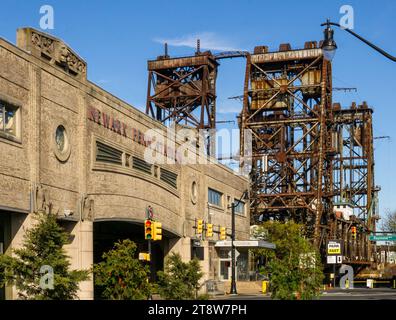 Newark, New Jersey - US - 12 novembre 2023 The Dock Bridge, un paio di ponti verticali che attraversano il fiume Passaic a Newark, New Jersey, e Harrison, New Jersey Esclusi i prodotti usati Foto Stock