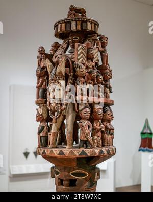 Newark, New Jersey – USA – 12 novembre 2023 Vista interna di una scultura dalla galleria Arts of Global Africa del Newark Museum of Art Foto Stock