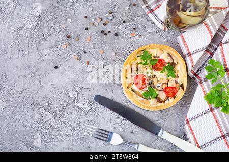 Deliziosa quiche con pollo, funghi, pomodori ed erbe aromatiche Foto Stock