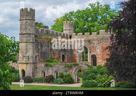 Nell'estate del 2022, presso il Palazzo dei Vescovi di Wells, Somerset Inghilterra, Regno Unito, mostrando i resti della sala grande. Foto Stock