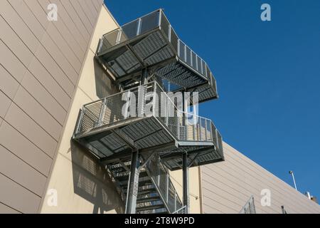 scala antincendio, passaggio pedonale per uscita di emergenza. particolare struttura in acciaio inox zincato, con dettaglio delle travi in acciaio Foto Stock