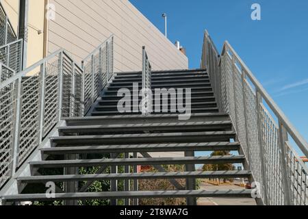 scala antincendio, passaggio pedonale per uscita di emergenza. particolare struttura in acciaio inox zincato, con dettaglio delle travi in acciaio Foto Stock