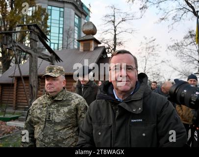 Kiev, Ucraina. 21 novembre 2023. Il ministro della difesa tedesco Boris Pistorius ha reso omaggio a coloro che furono uccisi durante la Rivoluzione della dignità sul vicolo degli Eroi del centinaio celeste a Kiev. Credito: SOPA Images Limited/Alamy Live News Foto Stock