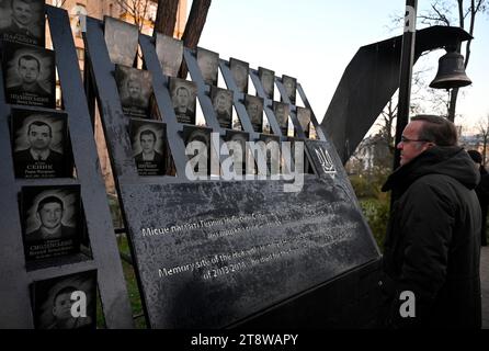 Kiev, Ucraina. 21 novembre 2023. Il ministro della difesa tedesco Boris Pistorius ha reso omaggio a coloro che furono uccisi durante la Rivoluzione della dignità sul vicolo degli Eroi del centinaio celeste a Kiev. Credito: SOPA Images Limited/Alamy Live News Foto Stock