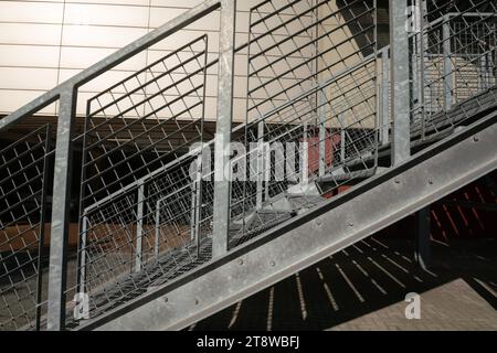 scala antincendio, passaggio pedonale per uscita di emergenza. particolare struttura in acciaio inox zincato, con dettaglio delle travi in acciaio Foto Stock