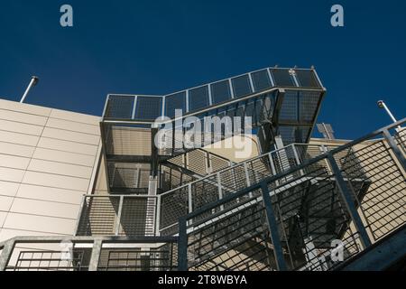 scala antincendio, passaggio pedonale per uscita di emergenza. particolare struttura in acciaio inox zincato, con dettaglio delle travi in acciaio Foto Stock