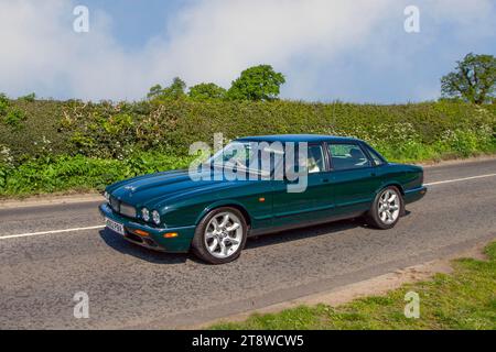 Jaguar XJR V8 Auto 2002 Green, S/C SWB Auto berlina executive; motori d'epoca britannici classici restaurati, collezionisti di automobili, appassionati di motori e auto storiche d'epoca che viaggiano nel Cheshire, Regno Unito Foto Stock