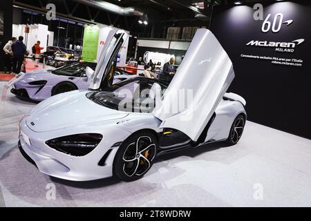 Una visione generale di uno stand fieristico a Milano AutoClassica a Rho Fieramilano a Rho Fieramilano il 19 novembre 2023 a Milano (foto di Alessandro Bremec/NurPhoto) Foto Stock