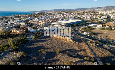 Veduta aerea di una nuova passerella sopraelevata che collega il Parco Archeologico di Paphos con la collina di Fabrica, Paphos, Cipro Foto Stock