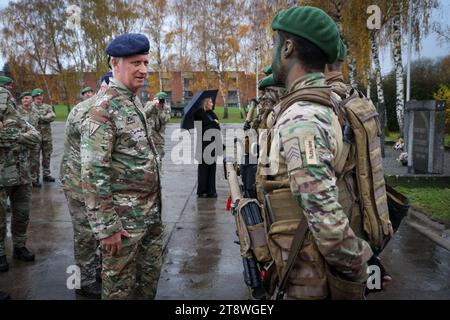 Marche EN Famenne, Belgio. 21 novembre 2023. Re Filippo - Filip del Belgio raffigurato durante una visita reale al campo militare di re Alberto nelle Marche-en-Famenne, come parte delle sue tradizionali visite di lavoro alla difesa, martedì 21 novembre 2023. Il re incontra soldati e civili in addestramento ed è informato sui vari statuti all'interno della difesa, della cooperazione reciproca e della politica del personale. BELGA PHOTO VIRGINIE LEFOUR Credit: Belga News Agency/Alamy Live News Foto Stock