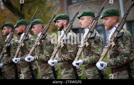 Marche EN Famenne, Belgio. 21 novembre 2023. Re Filippo - Filip del Belgio arriva per una visita reale al campo militare di re Alberto nelle Marche-en-Famenne, come parte delle sue tradizionali visite di lavoro alla difesa, martedì 21 novembre 2023. Il re incontra soldati e civili in addestramento ed è informato sui vari statuti all'interno della difesa, della cooperazione reciproca e della politica del personale. BELGA PHOTO VIRGINIE LEFOUR Credit: Belga News Agency/Alamy Live News Foto Stock