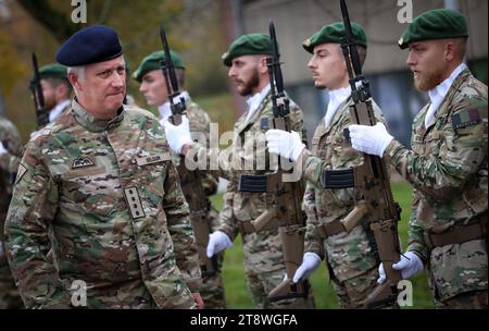 Marche EN Famenne, Belgio. 21 novembre 2023. Re Filippo - Filip del Belgio arriva per una visita reale al campo militare di re Alberto nelle Marche-en-Famenne, come parte delle sue tradizionali visite di lavoro alla difesa, martedì 21 novembre 2023. Il re incontra soldati e civili in addestramento ed è informato sui vari statuti all'interno della difesa, della cooperazione reciproca e della politica del personale. BELGA PHOTO VIRGINIE LEFOUR Credit: Belga News Agency/Alamy Live News Foto Stock