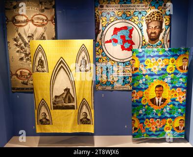 FANCY: MOSTRA DI TESSUTI COMMEMORATIVI IN AFRICA AL MUSEO QUAI BRANLY DI PARIGI Foto Stock