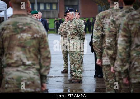 Marche EN Famenne, Belgio. 21 novembre 2023. Re Filippo - Filip del Belgio raffigurato durante una visita reale al campo militare di re Alberto nelle Marche-en-Famenne, come parte delle sue tradizionali visite di lavoro alla difesa, martedì 21 novembre 2023. Il re incontra soldati e civili in addestramento ed è informato sui vari statuti all'interno della difesa, della cooperazione reciproca e della politica del personale. BELGA PHOTO VIRGINIE LEFOUR Credit: Belga News Agency/Alamy Live News Foto Stock